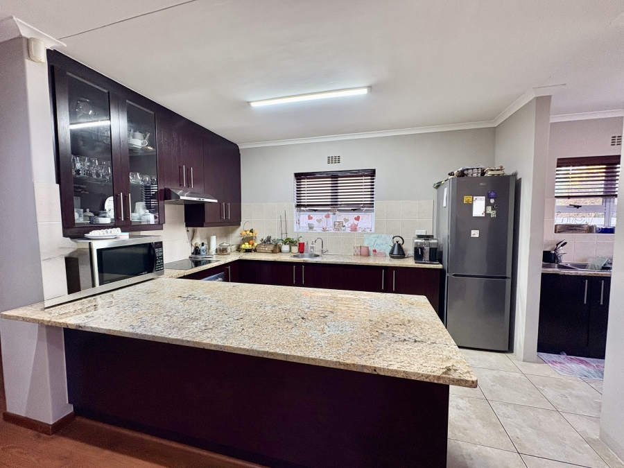 To Let 3 Bedroom Property for Rent in Sunningdale Western Cape